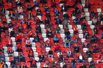 Los espectadores vuelven a los estadios de fútbol en Hungría